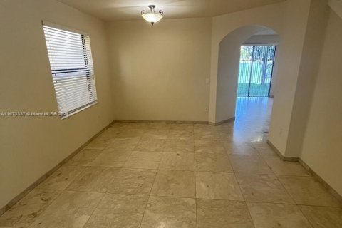 Casa en alquiler en Hialeah, Florida, 4 dormitorios, 239.69 m2 № 1396184 - foto 14