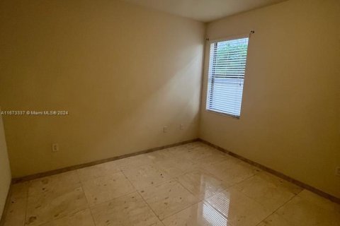 Casa en alquiler en Hialeah, Florida, 4 dormitorios, 239.69 m2 № 1396184 - foto 12