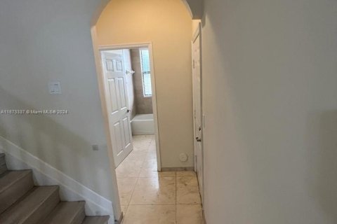 Casa en alquiler en Hialeah, Florida, 4 dormitorios, 239.69 m2 № 1396184 - foto 4