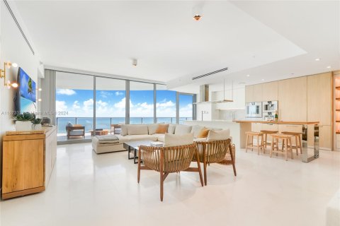 Condominio en alquiler en Sunny Isles Beach, Florida, 3 dormitorios, 198.53 m2 № 1396183 - foto 1