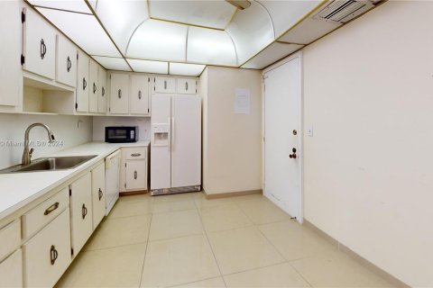 Condo in Hallandale Beach, Florida, 2 bedrooms  № 1294645 - photo 11