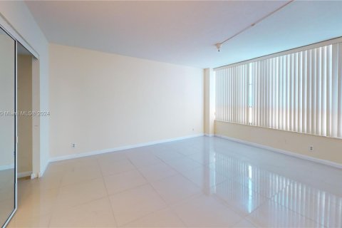 Condominio en venta en Hallandale Beach, Florida, 2 dormitorios, 130.06 m2 № 1294645 - foto 17