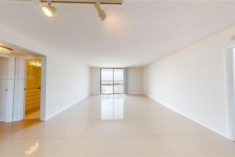 Condo in Hallandale Beach, Florida, 2 bedrooms  № 1294645 - photo 7