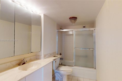 Condo in Hallandale Beach, Florida, 2 bedrooms  № 1294645 - photo 22