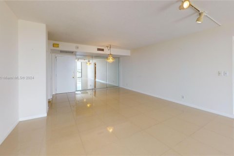 Condo in Hallandale Beach, Florida, 2 bedrooms  № 1294645 - photo 9