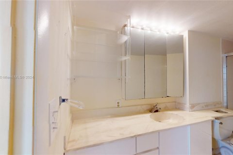 Condo in Hallandale Beach, Florida, 2 bedrooms  № 1294645 - photo 20