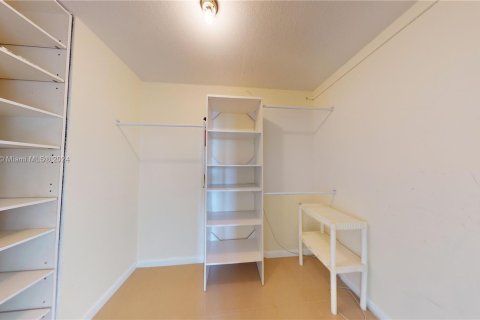 Condo in Hallandale Beach, Florida, 2 bedrooms  № 1294645 - photo 23