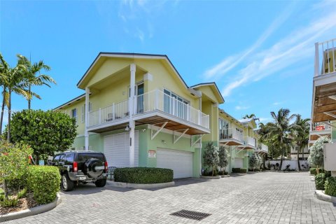 Adosado en venta en Pompano Beach, Florida, 3 dormitorios, 169.73 m2 № 1294664 - foto 1