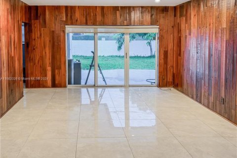 Villa ou maison à vendre à Miami, Floride: 6 chambres, 212.56 m2 № 1378842 - photo 4