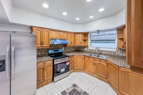 Casa en venta en Miami, Florida, 6 dormitorios, 212.56 m2 № 1378842 - foto 12