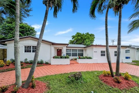 Villa ou maison à vendre à Miami, Floride: 6 chambres, 212.56 m2 № 1378842 - photo 1