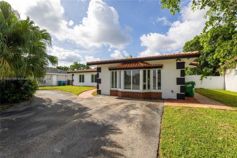 House in Miami, Florida 4 bedrooms, 153.57 sq.m. № 1378839 - photo 3