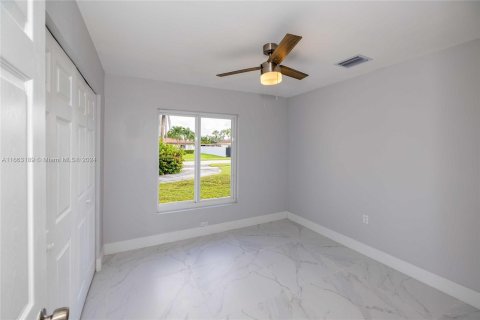 House in Miami, Florida 4 bedrooms, 153.57 sq.m. № 1378839 - photo 17