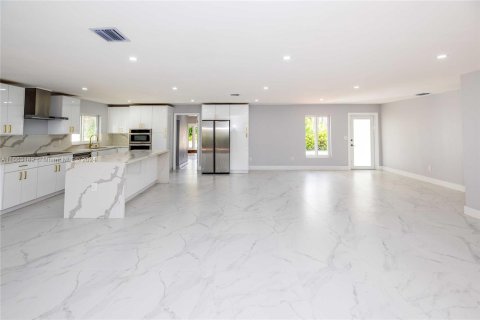 House in Miami, Florida 4 bedrooms, 153.57 sq.m. № 1378839 - photo 7