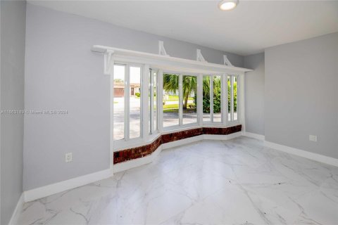 House in Miami, Florida 4 bedrooms, 153.57 sq.m. № 1378839 - photo 14