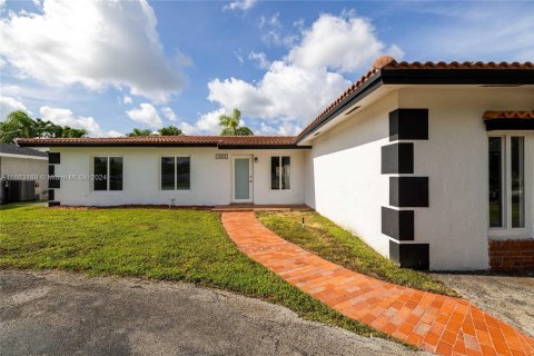 House in Miami, Florida 4 bedrooms, 153.57 sq.m. № 1378839 - photo 2