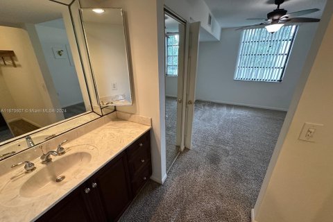 Condo in West Palm Beach, Florida, 2 bedrooms  № 1389808 - photo 19