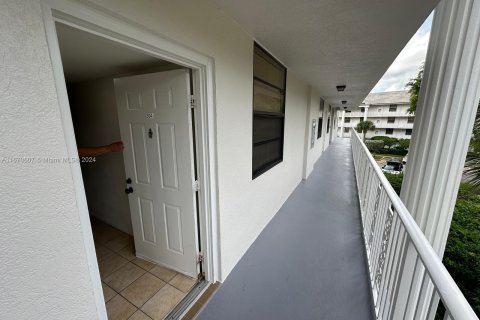 Condo in West Palm Beach, Florida, 2 bedrooms  № 1389808 - photo 7