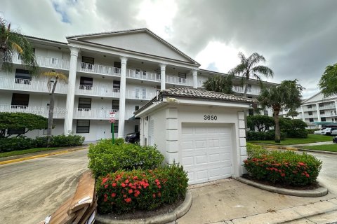 Condo in West Palm Beach, Florida, 2 bedrooms  № 1389808 - photo 3