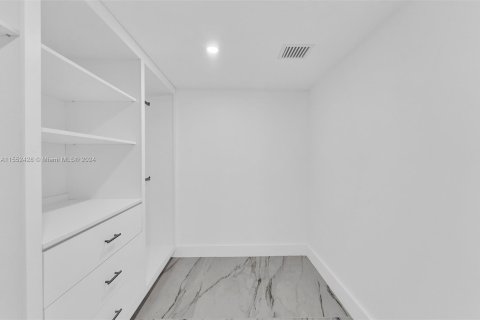 Condo in Miami, Florida, 4 bedrooms  № 1098135 - photo 22