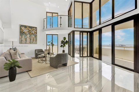 Condominio en venta en Miami, Florida, 4 dormitorios, 337.42 m2 № 1098135 - foto 1