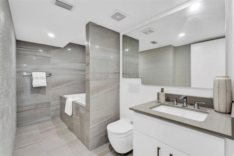 Copropriété à vendre à Miami, Floride: 4 chambres, 337.42 m2 № 1098135 - photo 30