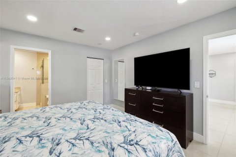 House in Hallandale Beach, Florida 4 bedrooms, 149.39 sq.m. № 1119116 - photo 20