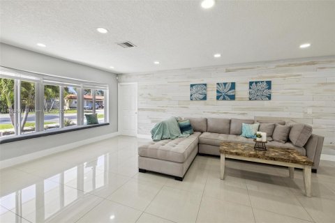 House in Hallandale Beach, Florida 4 bedrooms, 149.39 sq.m. № 1119116 - photo 5