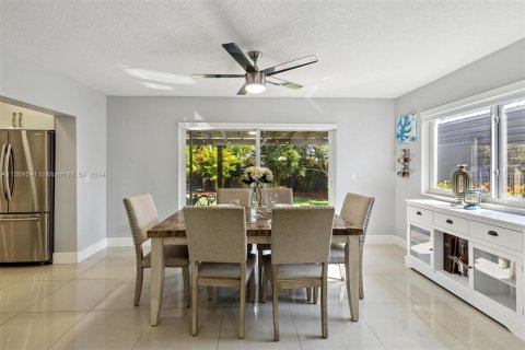 House in Hallandale Beach, Florida 4 bedrooms, 149.39 sq.m. № 1119116 - photo 10