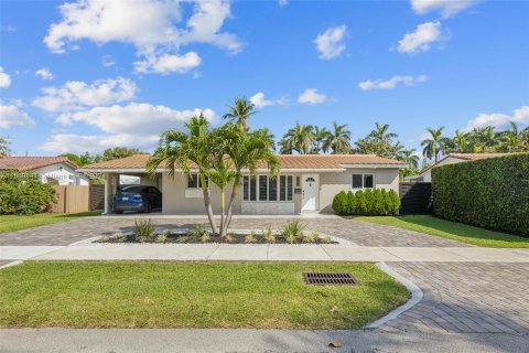 Villa ou maison à vendre à Hallandale Beach, Floride: 4 chambres, 149.39 m2 № 1119116 - photo 1