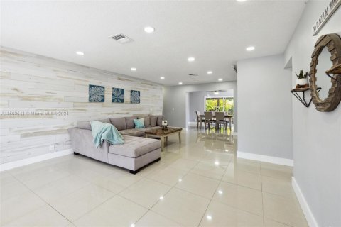 House in Hallandale Beach, Florida 4 bedrooms, 149.39 sq.m. № 1119116 - photo 7