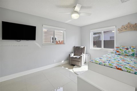 House in Hallandale Beach, Florida 4 bedrooms, 149.39 sq.m. № 1119116 - photo 22