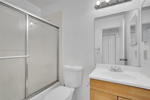 Condo in Pembroke Pines, Florida, 2 bedrooms  № 1370438 - photo 15