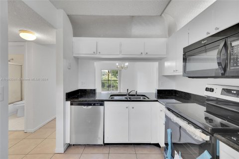 Condo in Pembroke Pines, Florida, 2 bedrooms  № 1370438 - photo 5