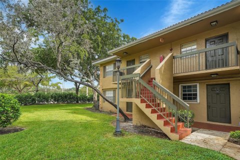 Condo in Pembroke Pines, Florida, 2 bedrooms  № 1370438 - photo 1