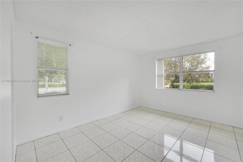 Condo in Pembroke Pines, Florida, 2 bedrooms  № 1370438 - photo 18