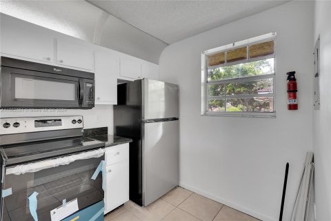 Copropriété à louer à Pembroke Pines, Floride: 2 chambres, 84.91 m2 № 1370438 - photo 3