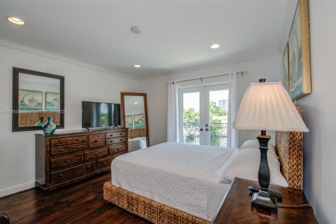 House in North Miami Beach, Florida 5 bedrooms, 376.07 sq.m. № 1370388 - photo 14