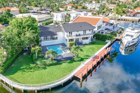 Villa ou maison à louer à North Miami Beach, Floride: 5 chambres, 376.07 m2 № 1370388 - photo 1