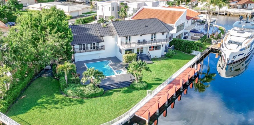 Villa ou maison à North Miami Beach, Floride 5 chambres, 376.07 m2 № 1370388