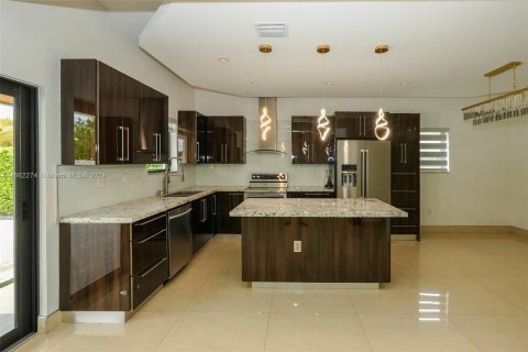 Casa en alquiler en Miami, Florida, 4 dormitorios, 192.87 m2 № 1370436 - foto 7