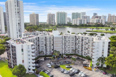 Condo in Aventura, Florida, 2 bedrooms  № 1370439 - photo 1