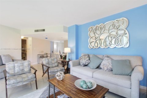 Condo in Aventura, Florida, 2 bedrooms  № 1370439 - photo 7