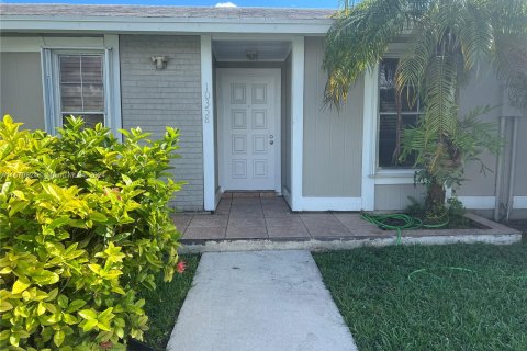 Townhouse in Cutler Bay, Florida 2 bedrooms, 79.43 sq.m. № 1391468 - photo 1