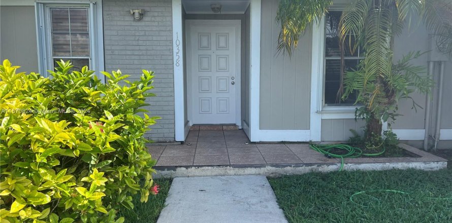 Townhouse in Cutler Bay, Florida 2 bedrooms, 79.43 sq.m. № 1391468