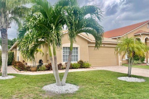 House in Boynton Beach, Florida 3 bedrooms, 174.19 sq.m. № 1329828 - photo 1