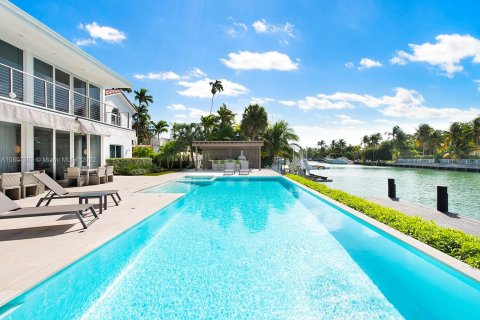Casa en venta en Miami Beach, Florida, 7 dormitorios, 631.36 m2 № 148833 - foto 1