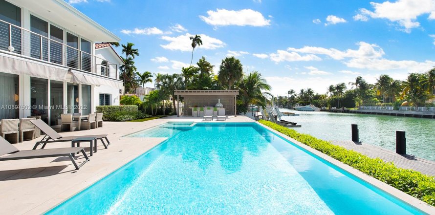 Villa ou maison à Miami Beach, Floride 7 chambres, 631.36 m2 № 148833