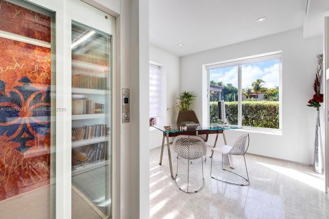 Villa ou maison à vendre à Miami Beach, Floride: 7 chambres, 631.36 m2 № 148833 - photo 14