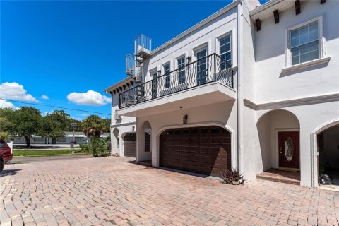 Adosado en venta en Tampa, Florida, 3 dormitorios, 292.74 m2 № 1379689 - foto 1